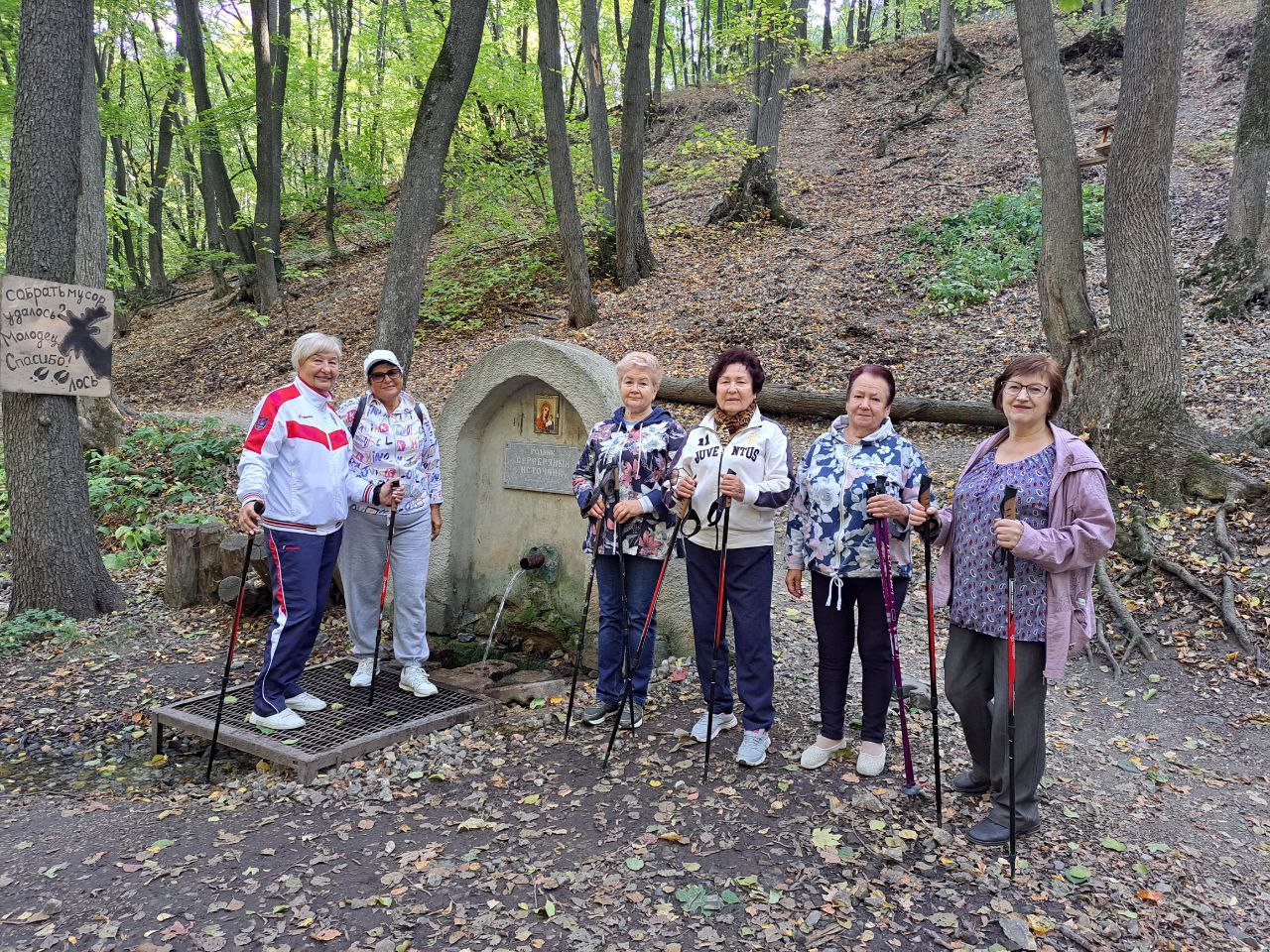 Саратовские пенсионеры прошли через лес со специально разработанными палками Саратовские пенсионеры прошли через лес со специально разработанными палками